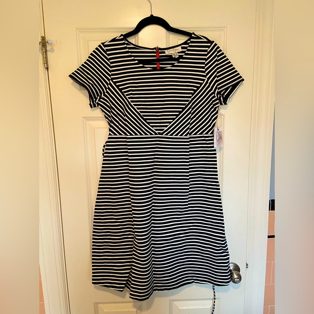Jessica Simpson Maternity Dress size Large Black and White with Red zip